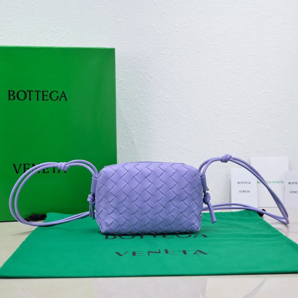 Batch 1160 B's new model is coming🔥Classic woven logo✅ The bag body is made of selected original sheepskin. The texture is soft and waxy. The simple square bag body is classic and versatile. The internal design is very practical. It has a large space and an adjustable iconic leather drawstring. It can be said to be both elegant and practical. The design is very simple and elegant. It has a kind of literary and retro style. Size model: 17*10*6cm, model number: 9896